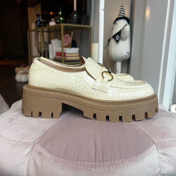 Urban Outfitters Cream Croc Platform Loafers Size 9 - Picture 2 of 6